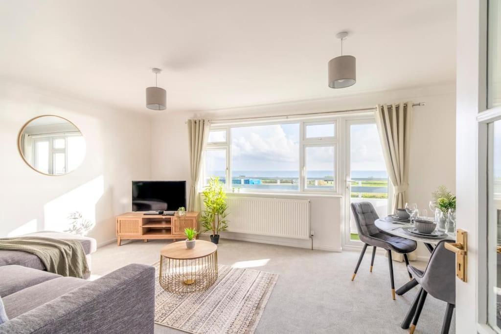 Trendy Sea View 2 Bedroom Sleeps 6 - Free Parking Борнмут Экстерьер фото