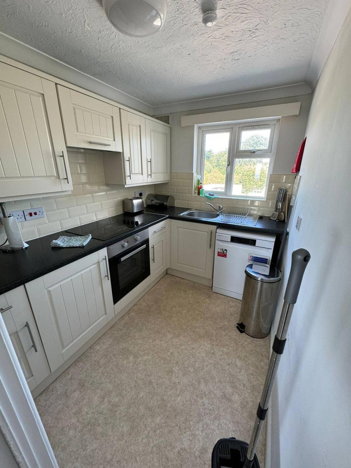 Trendy Sea View 2 Bedroom Sleeps 6 - Free Parking Борнмут Экстерьер фото